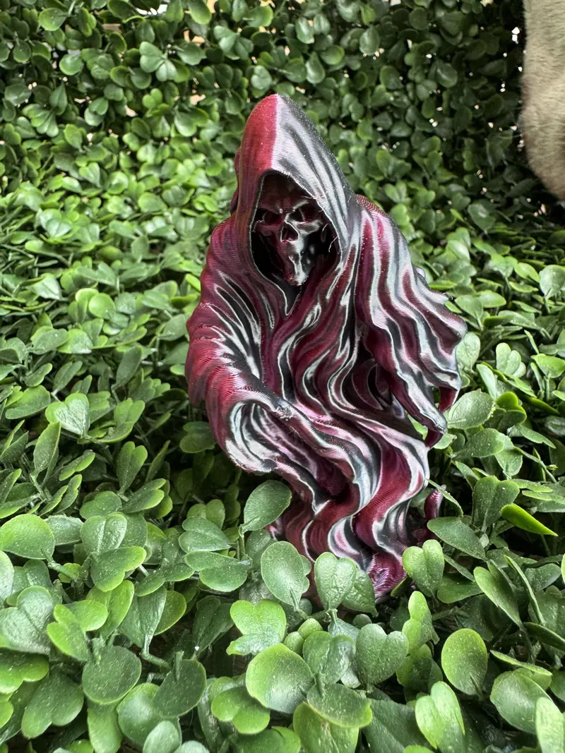 Silk reaper, Dual-colour red and black silk with a flowing cloak